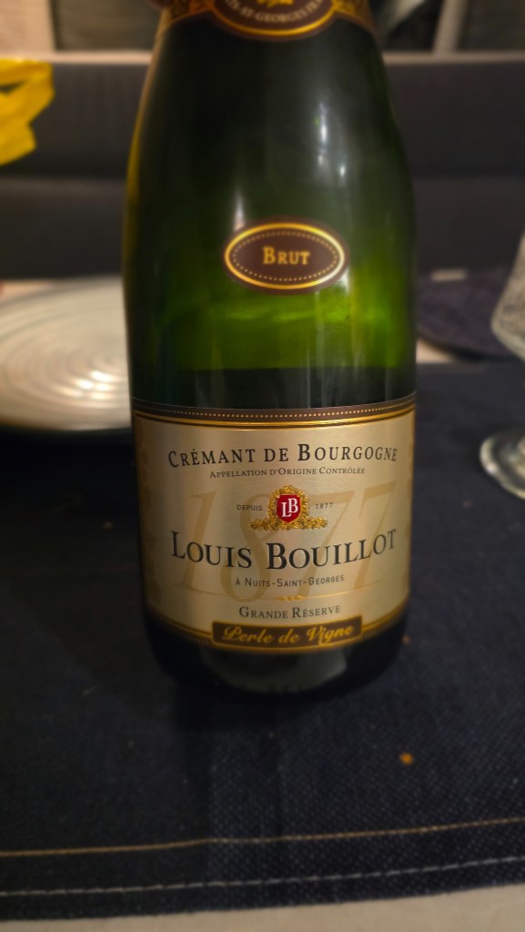 Flaska Louis Bouillot Crémant de Bourgogne Brut serverad till torskrätten.